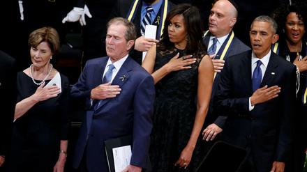 Gedenken: Die frühere First Laura Bush, Ex-Präsident George W. Bush, First Lady Michelle Obama und US-Präsident Barack Obama (v.l.)