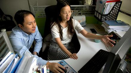 Der Wissenschaftler He Jiankui (l.) und Zhou Xiaoqin arbeiten an einem Computer in einem Labor in Shenzhen. He behauptet, er habe geholfen, die ersten genetisch veränderten Babys der Welt zu zeugen. 