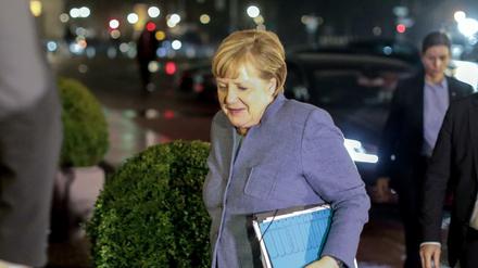 Bundeskanzlerin Merkel auf dem Weg zur vorletzten Runde der Sondierungsgespräche.