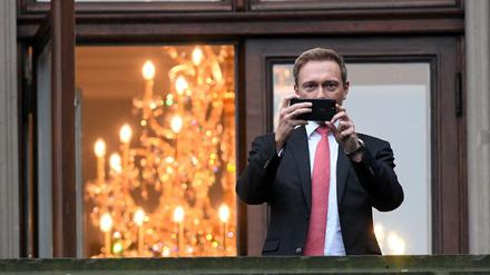 Was hat er im Blick? FDP-Chef Christian Lindner macht vom Sondierungsbalkon aus ein Handyfoto. 