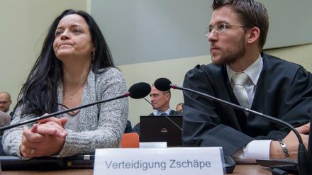 Die Angeklagte Beate Zschäpe verfolgt das Plädoyer der Staatsanwaltschaft neben ihrem Anwalt Mathias Grasel. 