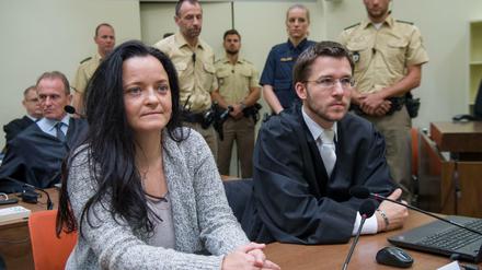 Die Angeklagte Beate Zschäpe im Gerichtssaal in München neben ihrem Anwalt Mathias Grasel.