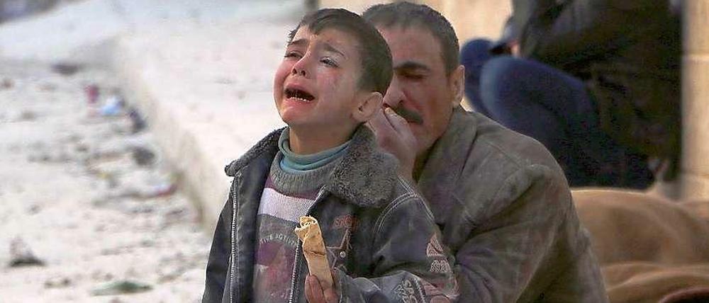 Nach einem Luftangriff am 14. Februar am Stadtrand von Aleppo. Das Bild des weinenden Jungen, das der Fotograf Hosam Katan gemacht hat, hat viele Leser berührt.