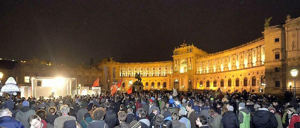 Demonstranten vor der Wiener Hofburg.