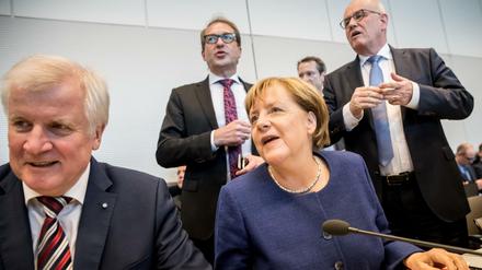Noch lange nicht einig. Bundeskanzlerin Angela Merkel (CDU) mit CSU-Chef Horst Seehofer (CSU) vor der ersten Fraktionssitzung.