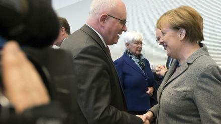 Bundeskanzlerin Angela Merkel und Fraktionschef Volker Kauder begrüßen sich vor der Fraktionssitzung von CDU/CSU am Dienstag. Im Hintergrund unterhält sich CSU-Landesgruppenchefin Gerda Hasselfeldt.