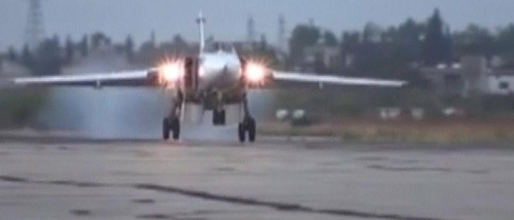 Russische Jets - hier eine Maschine auf der Basis Hmeymim in der Nähe der syrischen Stadt Latakia - sollen eine Klinik getroffen haben.