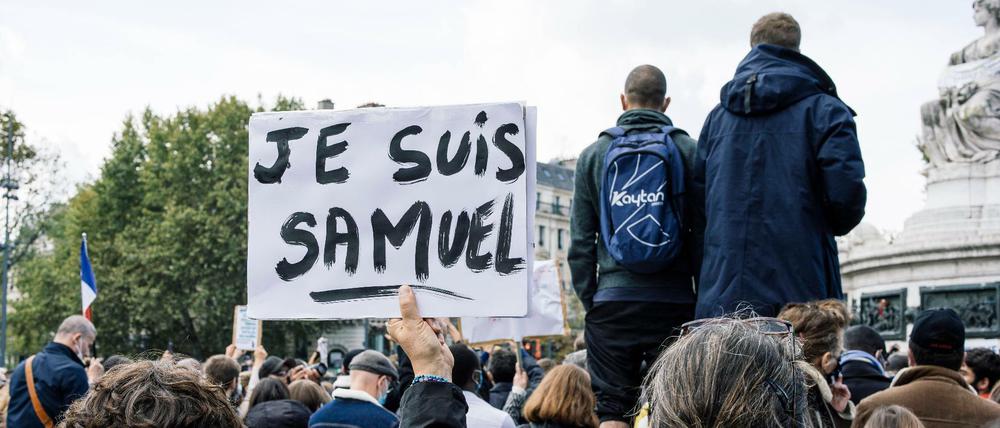 Bei mehreren Demonstrationen in ganz Frankreich war am Sonntag die Antwort auf den islamistischen Anschlag zu lesen: "Je suis Samuel". 