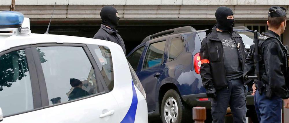Die Polizei in Frankreich konnte offenbar Schlimmeres verhindern: Bei einer Groß-Razzia nahmen die Einsatzkräfte mehrere Islamisten fest, die Anschläge auf jüdische Einrichtungen geplant haben sollen. 