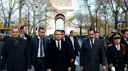 Präsident Emmanuel Macron begutachtet mit Frankreichs Innenminister Christophe Castaner die Schäden der Demonstration der Gelbwesten. 