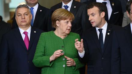 Zugewandt dem einen, im Rücken den anderen. Angela Merkel mit Emmanuel Macron (rechts) und Viktor Orban.