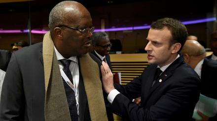 Frankreichs Präsident Emmanuel Macron im Gespräch mit Roch Marc Christian Kabore, dem Präsidenten von Burkina Faso.