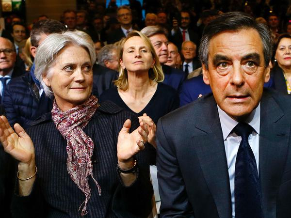 Der als Favorit für die französische Präsidentschaftswahl gehandelte Konservative François Fillon mit seiner Frau Penelope (l). 