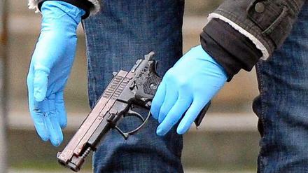 Die Polizei stellt im Januar die Tatwaffe vor dem Gerichtsgebäude in Frankfurt am Main sicher. Ein Mann hatte aus Rache zwei Männer ermordet und wurde nun zu lebenslanger Haft verurteilt. 
