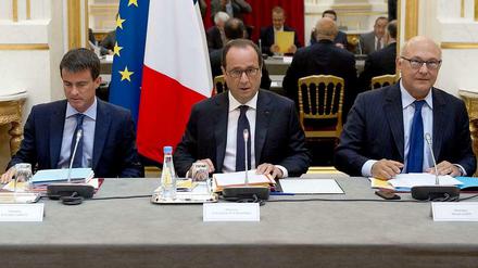Der französische Finanzminister Michel Sapin (von rechts) neben Präsident Francois Hollande und Premierminister Manuel Valls braucht noch zwei Jahre länger, bis er einen Haushalt vorlegen kann, der den europäischen Defizitkriterien entspricht. 