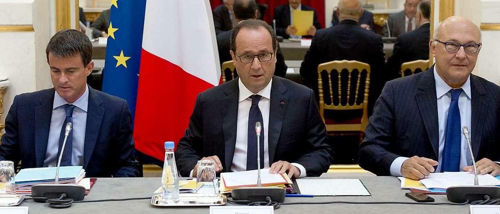 Der französische Finanzminister Michel Sapin (von rechts) neben Präsident Francois Hollande und Premierminister Manuel Valls braucht noch zwei Jahre länger, bis er einen Haushalt vorlegen kann, der den europäischen Defizitkriterien entspricht. 