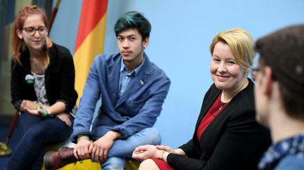 Bundesfamilienministerin Franziska Giffey (SPD, 2.v.r.) spricht mit Freiwilligen über das Konzept zum neuen Jugendfreiwilligenjahr.
