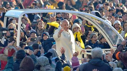 Papst Franziskus zeigt sich erneut nahe den Menschen, als er am 18. Dezember auf dem Petersplatz eintrifft.