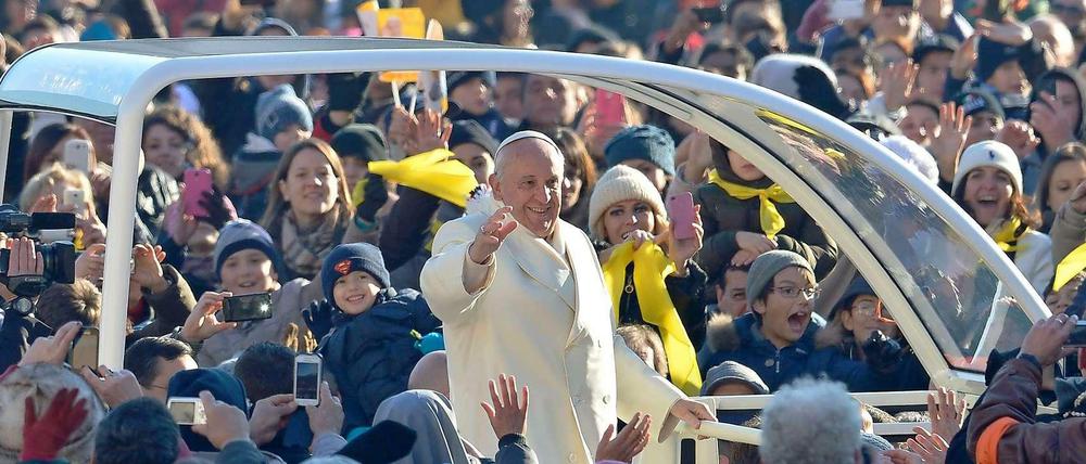 Papst Franziskus zeigt sich erneut nahe den Menschen, als er am 18. Dezember auf dem Petersplatz eintrifft.