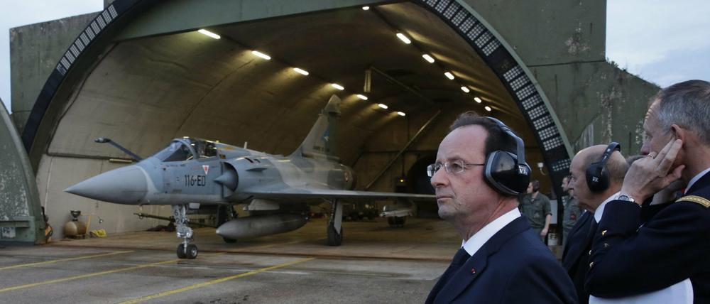 Der französische Präsident Francois Hollande (l.) hat die Ausweitung des militärischen Luftkampfes gegen den IS bekannt gegeben. 