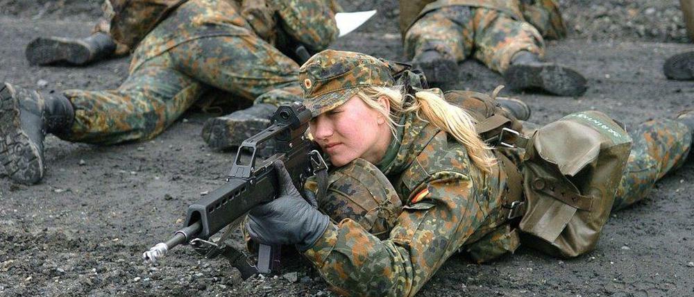 In der Realität angekommen. Soldatinnen – hier eine Rekrutin bei einer Gefechtsübung – akzeptieren Kampfeinsätze mittlerweile eher als noch vor Jahren. 