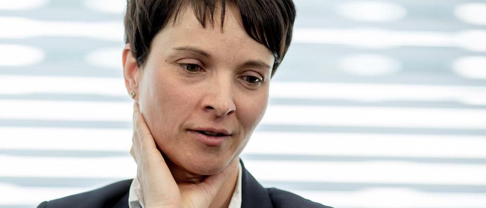 Frauke Petry, Bundesvorsitzende der Alternative für Deutschland (AFD), fasst sich an den Hals.