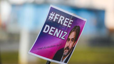 Deniz Yücel ist seit fast einem Jahr in der Türkei in Haft. Unterstützer fordern seine Freilassung. 