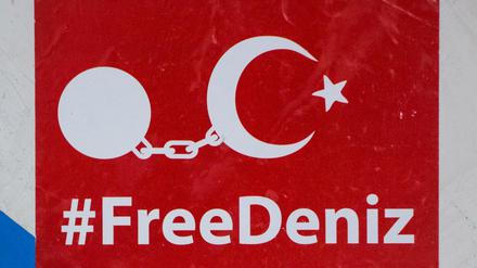 Einsatz für inhaftierten Journalisten: Ein Aufkleber "#FreeDeniz" 