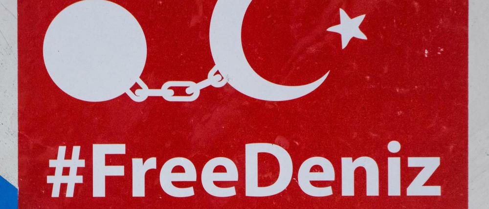 Einsatz für inhaftierten Journalisten: Ein Aufkleber "#FreeDeniz" 