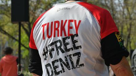 Vor der türkischen Botschaft in Berlin fordert ein Demonstrant die Freilassung des Journalisten Deniz Yücel. 