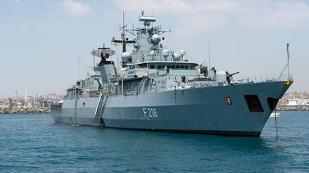 Die Bundesmarine, hier die Fregatte "Schleswig-Holstein", kämpft künftig auch gegen Schleuserbanden im Mittelmeer.