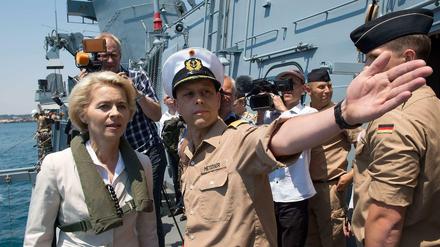 Verteidigungsministerin Ursula von der Leyen (CDU) beim Truppenbesuch im Mittelmeer.