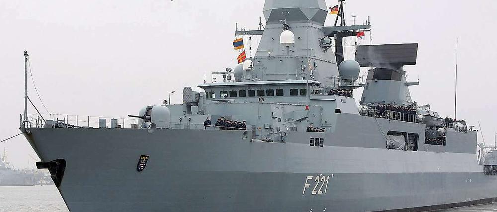 Die Fregatte "Hessen" der Bundeswehr hält sich bereits im Mittelmeer auf und rettet dort gegenwärtig Flüchtlinge. 