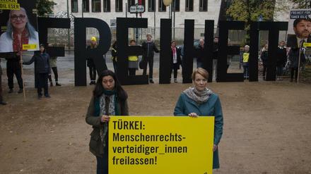Aktivisten der Menschenrechtsorganisation "Amnesty International" protestieren am 27.10. vor der türkischen Botschaft in Berlin.