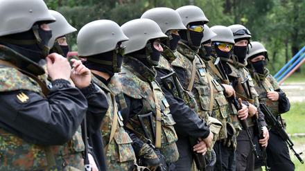 Freiwillige für die reguläre Armee der Ukraine trainieren nahe Kiew.