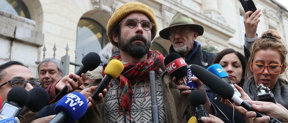 Der Landwirt Cédric Herrou gibt nach dem Urteil vor Journalisten in Nizza eine Erklärung ab.