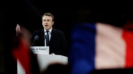 Emmanuel Macron vor jubelnder Menge am Pariser Louvre.