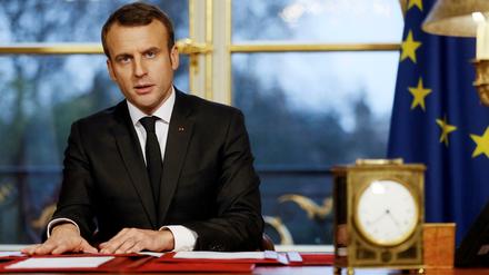 Frankreichs Präsident Emmanuel Macron hält nach der Unterzeichnung des Steuergesetzes eine Rede im Fernsehen. 