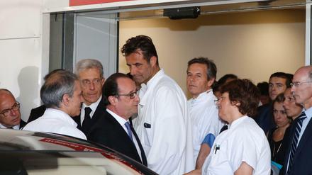 Präsident Francois Hollande (Mitte) und Innenminister Bernard Cazeneuve (links) vor dem Pasteur-Hospital in Nizza.