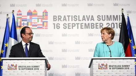 Auf einer Linie: Francois Hollande und Angela Merkel demonstrieren in Bratislava französisch-deutsche Einigkeit.