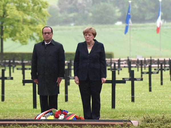 Gedenken an die Schlacht von Verdun: Frankreichs Präsident Francois Hollande und Kanzlerin Angela Merkel
