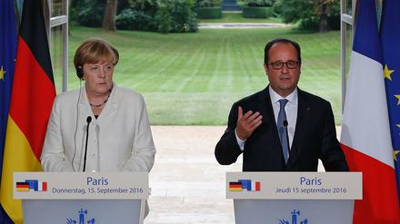Der Französische Präsident Francois Hollande und Kanzlerin Angela Merkel im Paris Elysee-Palast. 