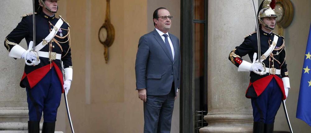 Frankreichs Präsident François Hollande vor dem Elysée-Palast.