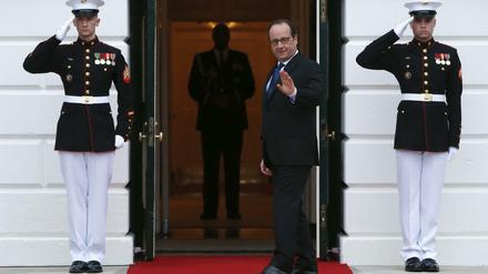 Frankreichs Präsident François Hollande - hier am Donnerstag beim Eintreffen zu einem Arbeitsessen beim Atomgipfel im Weißen Haus - steht im eigenen Land und in der eigenen Partei schwer unter Druck. 