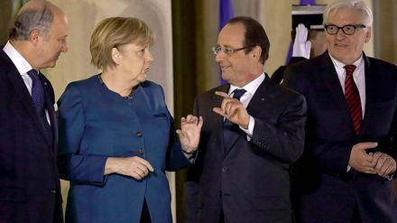 Treffen in Paris. Frankreichs Außenminister Fabius, Kanzlerin Merkel, Präsident Hollande und Bundesaußenminister Steinmeier (v. l.) vor dem Elysée-Palast.