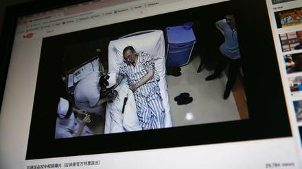 Das Foto von einem Video auf einem Monitor - mit unklarer Quelle - zeigt Liu Xiaobo.