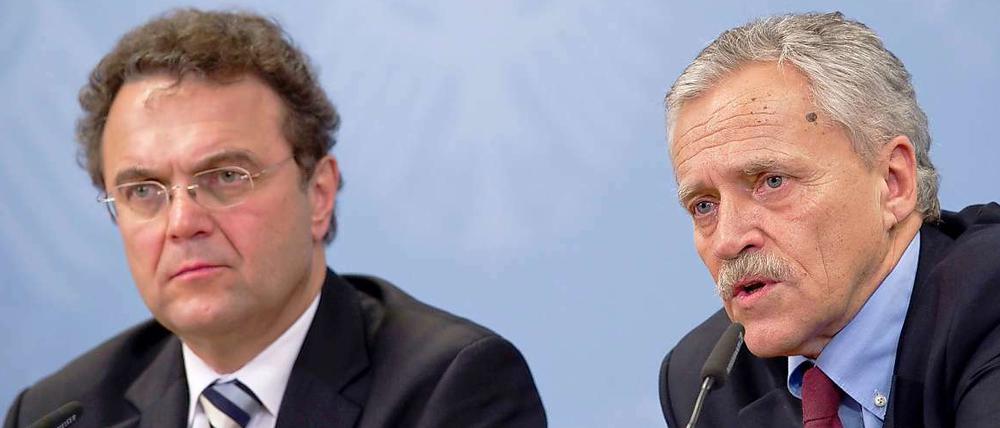 Innenminister Hans-Peter Friedrich und der Präsident des Bundesverfassungsschutzes, Heinz Fromm.