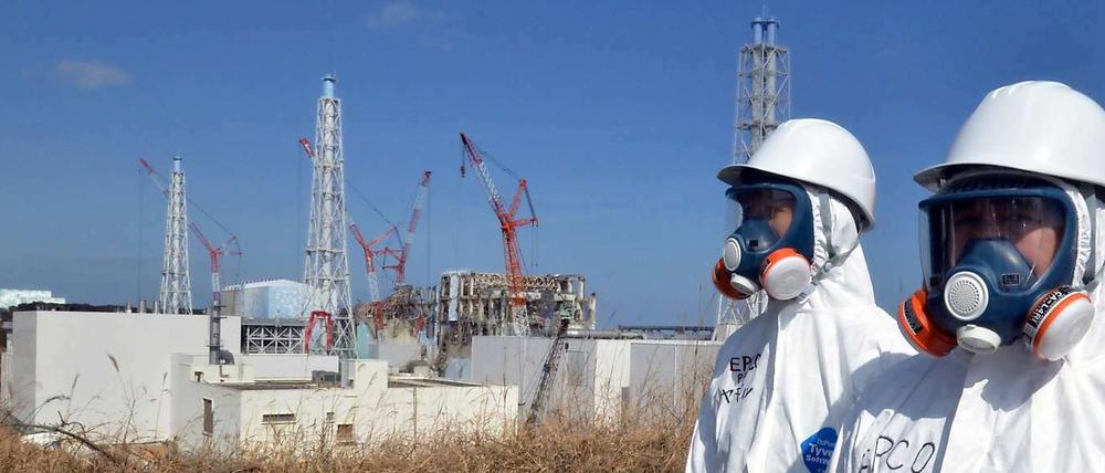 Japanische Arbeiter am havarierten Atomkraftwerk Fukushima.