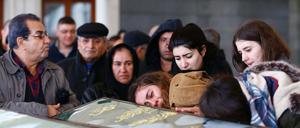 Angehörige trauern am Tag nach dem Anschlag in Ankara um die Opfer.