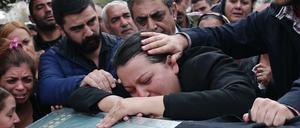 Angehörige trauern während der Beisetzungsfeierlichkeiten am Montag um Opfer des Anschlags von Ankara. 